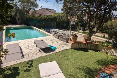 Haut de villa avec piscine et terrain privatif.