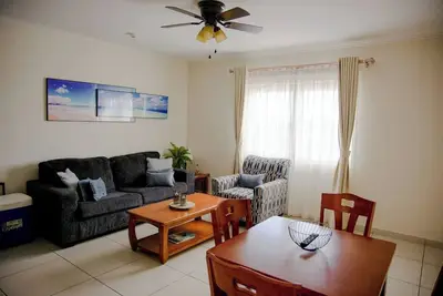 Image de Découvrez notre spacieux condo de 2 chambres et 2 salles de bain près de Eagle Beach