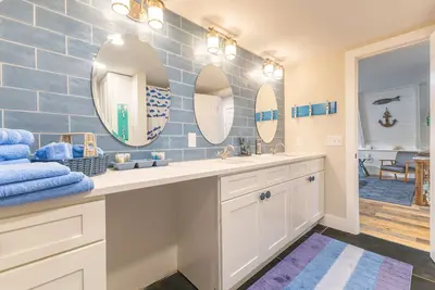 Image de Modern Lakeside Chalet - Large Deck - Pontoon Rentals - Bbq Grill - Boat Slip