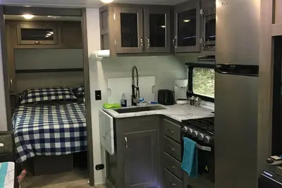 Image de Travel Trailer in the woods