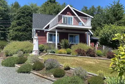 Cozy and Private West Coast Home