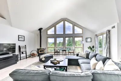 Image de Chalet near Windham w\/ hot tub