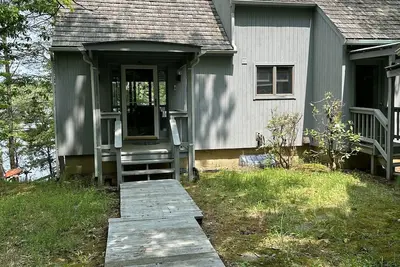 Image de Waterfront home with private dock