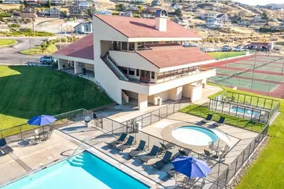 Image de Beautiful waterfront condo with shared resort pools, tennis courts, beach