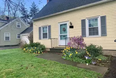 Image de Rochester Getaway! Stay in our charming 3-bedroom home near Oak Hill