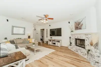 Image de Farmhouse Retreat W\/King Bed, Pet Friendly, Close to Texas Tech & Hospitals.