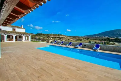Rosalia - maison de vacances avec vue panoramique et piscine privée à Teluda