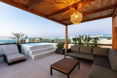 Image de Superior Apartment with Private Roof Garden & Hot tub - 100m from the Beach