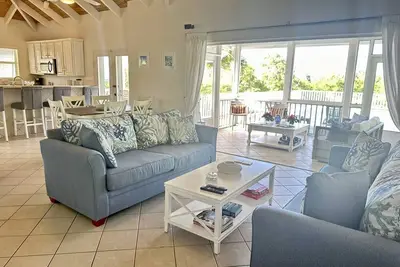 Image de Enjoy the oceanview and relax poolside. Steps to World Famous Grace Bay Beach.