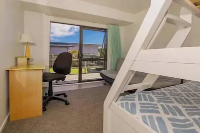 Image de Hosts on the Coast Blue Bach