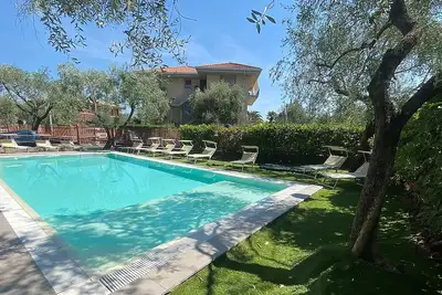 Image de Limone apartment: pool, air conditioning, seating area, parking lot, 5 minutes walk to the lake