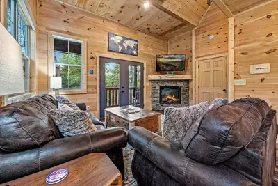 Image de Smoky Cabin: Theater Room, Karaoke, Arcade, Decks, Trail, Firepit, More!