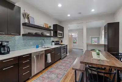 Image de Large, Private 3 Br Home | Ideal Location