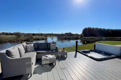 Image de Beautiful Luxury Lakeside Lodge Hot Tub Views Pass the Keys