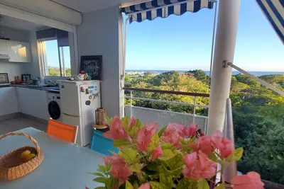 Image de A 5 minutes à pied de la plage, joli appartement T2 avec vue mer des Caraïbes.
