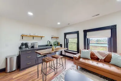 Image de King Beds|Parking|0. 6 miles from UofL|Free WiFi