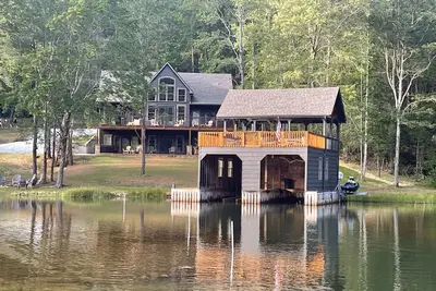 Image de Luxury Lake Rabun Waterfront 6 bedroom home, loft, hot tub, fire pit, water toys