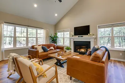 Image de Chic Wisconsin Retreat w/ Deck, Grill & Fire Pit!