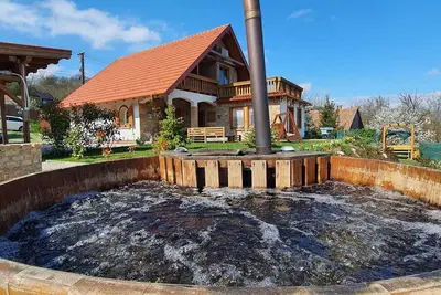 Image de Maison de vacances dans un paysage pittoresque avec vue et cuisine de jardin, tonneau en bois avec jacuzzi et sauna