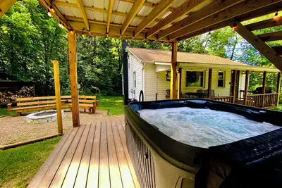 Image de Autumn Escape Ohiopyle Hideaway: Sleeps 4 · 2br 1ba · Hot Tub Fire Pit Grill