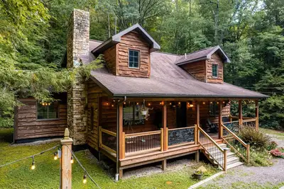 Image de Autumn Escape Forest Creek Lodge Sleeps 10, 3br 2ba · Hot Tub Fire Pit Fireplace