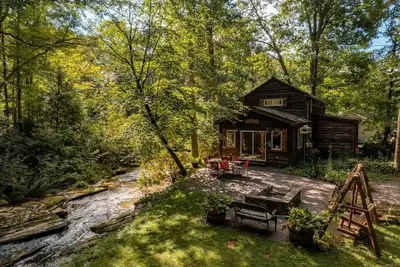 Image de Creek Haven · Stunning Creekside Cottage w/ Hot Tub Minutes to Yough Lake, Ohiopyle