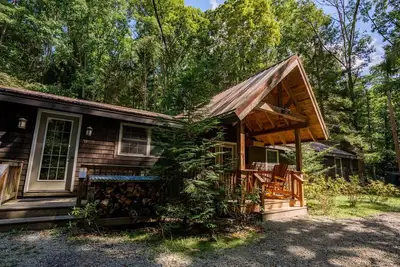 Image de Autumn Escape Hemlock Lodge Sleeps 7, 4br 2ba · Hot Tub Fire Pit Grill Fireplace