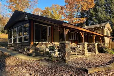Image de Fall Getaway Camp Sideways Sleeps 6 · 3br 1ba · Hot Tub Fire Pit Grill Fireplace