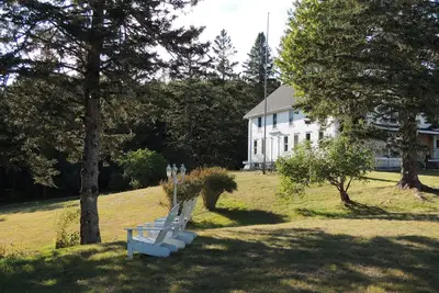 Image de Large country home on tidal river in Downeast Maine