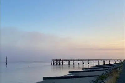 Image de Cozy cottage 100 steps to beach! Great outdoor space w/deck, hot tub & gas fire!