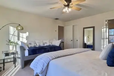 Image de Hot Tub Bliss with King Master Bedroom