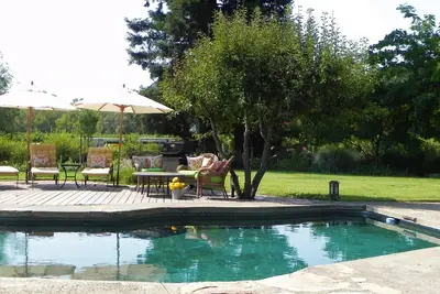 Image de 5 Bedroom Oakville Estate w/Pool, Spa and Guest studio