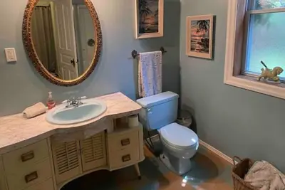 Image de Cool, retro inspired apartment, full of atomic decor! 5 minute walk to the falls