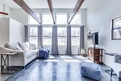 Image de Modern Cabin on 20 private acres. . . just off Route 66.