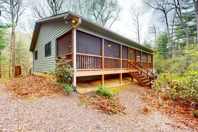 Image de Mountainside abode with a wood stove, firepit, grill, sunroom, Ac, and W/D