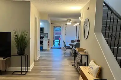 Image de Townhouse that sleeps 8 Close to college\/university 15 mins from airport & Mall