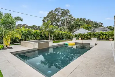 Image de Heated Pool and Spa Retreat in South Tampa