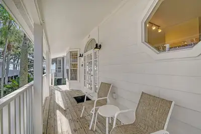 Throwback Charm Meets Beach Bliss 1br Cottage