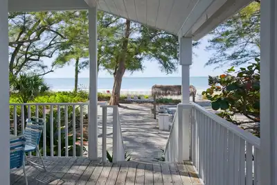 Image de Gulf-Front Charm with Old Florida Soul-2br Cottage