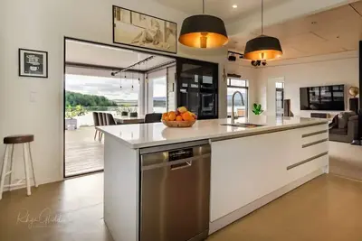 Image de Paradise on the edge of the lake