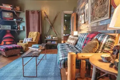 Image de Rustic, cabin-inspired apartment for a cozy getaway; short walk to the waterfall