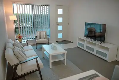 Image de Brand New Furniture / Stylish Decor / 3 Bedrooms