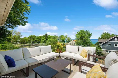 Image de Lakeview Retreat—Modern 4br Steps to Beach, Chefs Kitchen, Fire Pit, Terraces!
