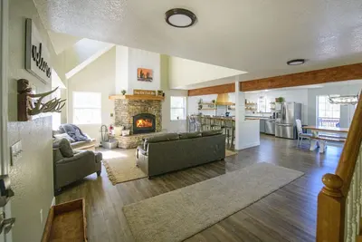 Image de The Elk Chateau | Luxury Cloudcroft Cabin w/Theater 🎬 Arcade & Stunning Views