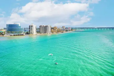 Image de Oceanview condo with balcony, W\/D, pool, hot tub, & gym - walkable location