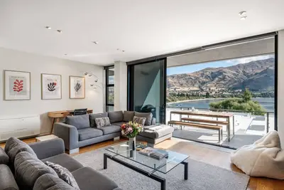 Image de Lakefront View Apartment with Sauna