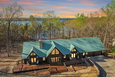 Image de Luxury Lakefront Estate, Private Dock