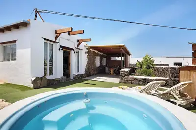 Maison de vacances 'Ca Lajares' avec vue sur les montagnes, terrasse privée et Wi-Fi