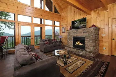 Image de Spacious 8 bedroom log cabin- mountain view & game room! Seasonal pool access