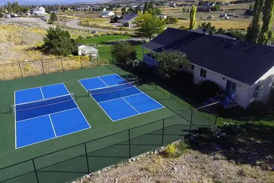 Image de Pickle-Ball & Hot-tub & Sauna & Theater Game Room!